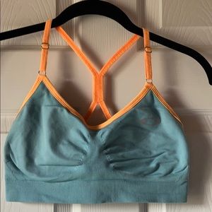 Oakley sports bra sz medium